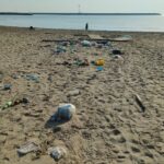 rifiuti abbandonati sulla spiaggia