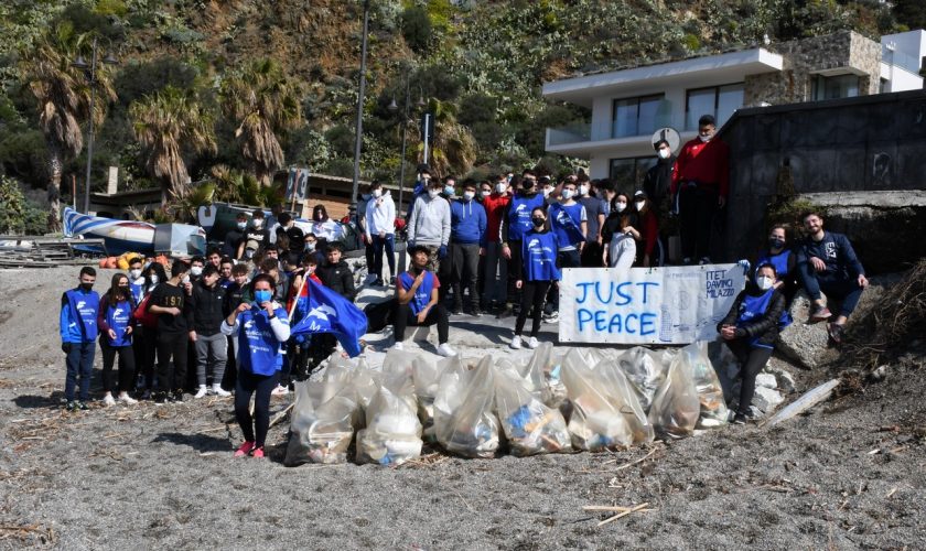 foto gruppo con cartellone no guerra