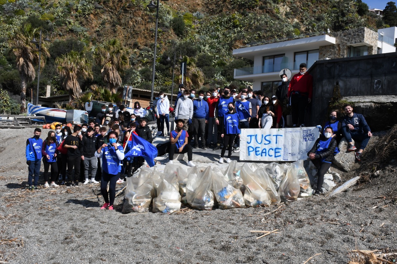 foto gruppo con cartellone no guerra