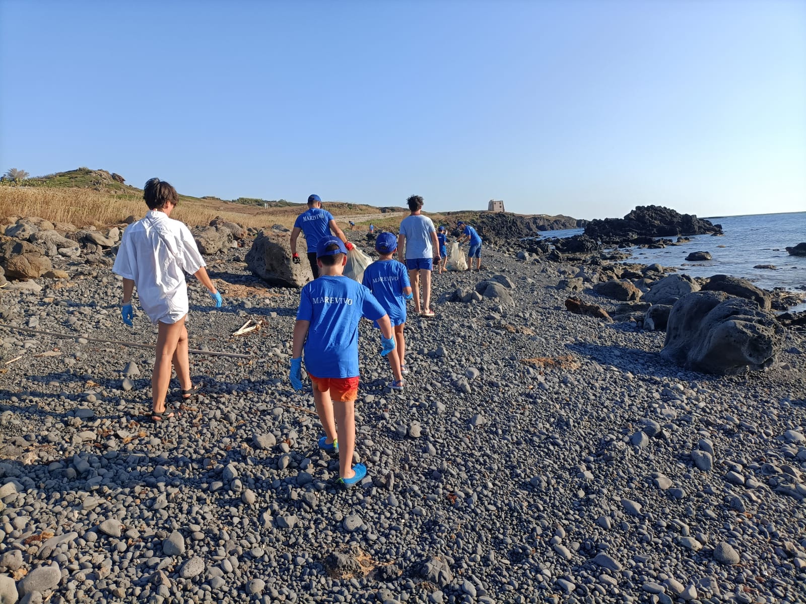 paesaggio di Ustica e volontari