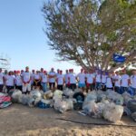 gruppo volontari e rifiuti raccolti in spiaggia