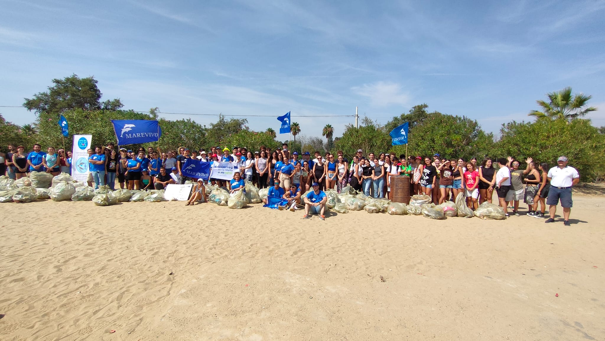 foto gruppo volontari con rifiuti