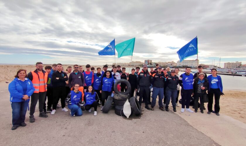 foto gruppo pulizia della spiaggia