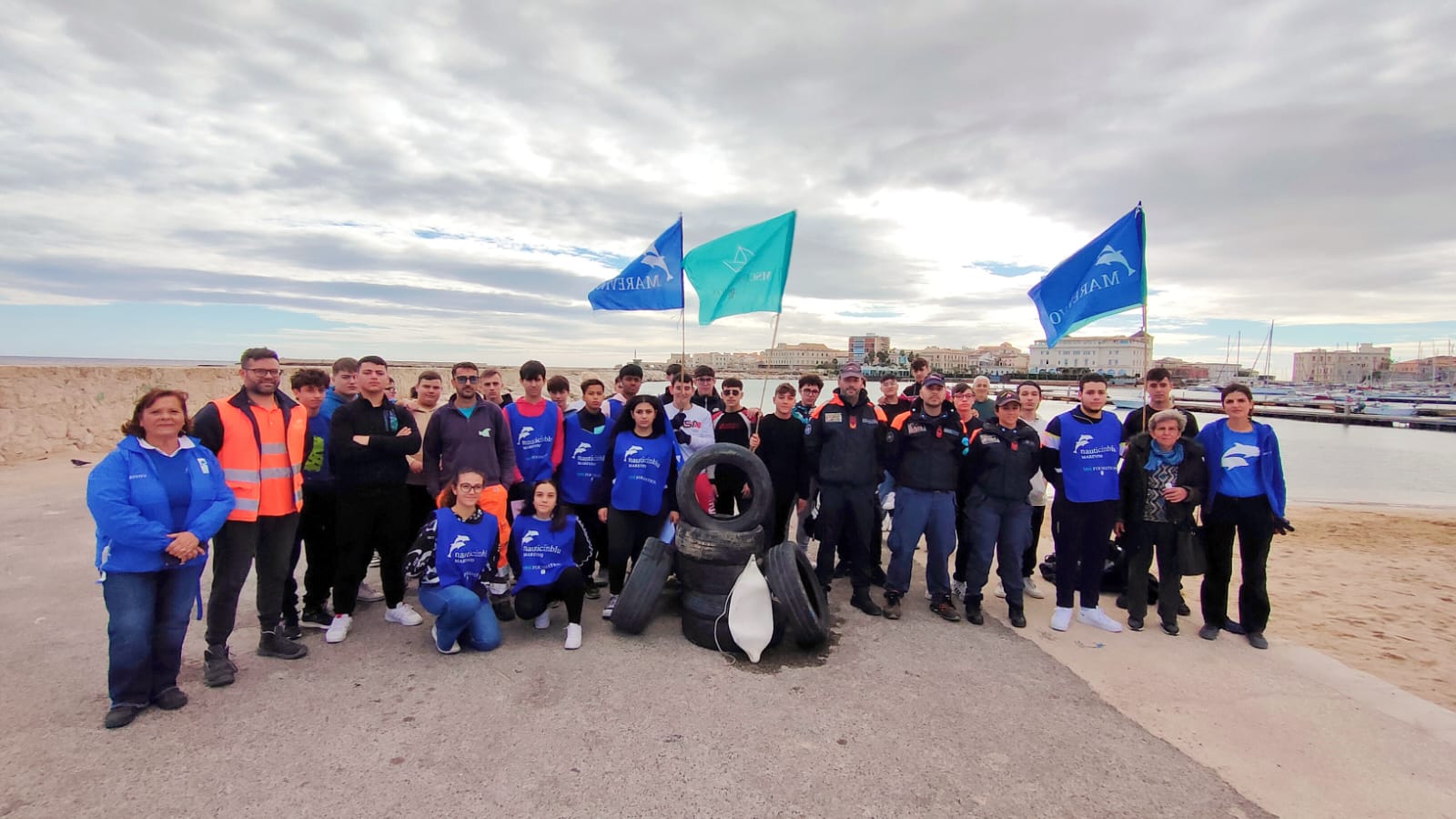 foto gruppo pulizia della spiaggia