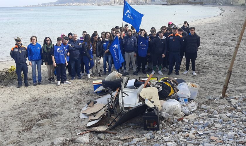 foto di gruppo pulizia tp